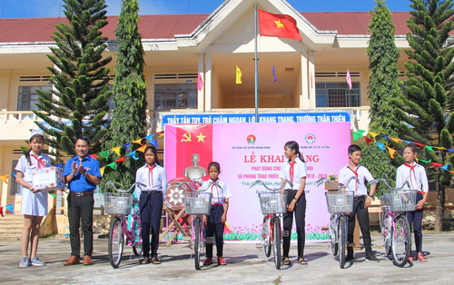 Đồng chí Nguyễn Ngọc Hoàng – Phó Bí thư Tỉnh đoàn, Chủ tịch Hội đồng Đội tỉnh trao tặng xe đạp cho học sinh nghèo vượt khó